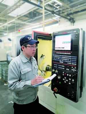 许建柱 以智能系统守护口罩生产线，创新支付结算助力不断供